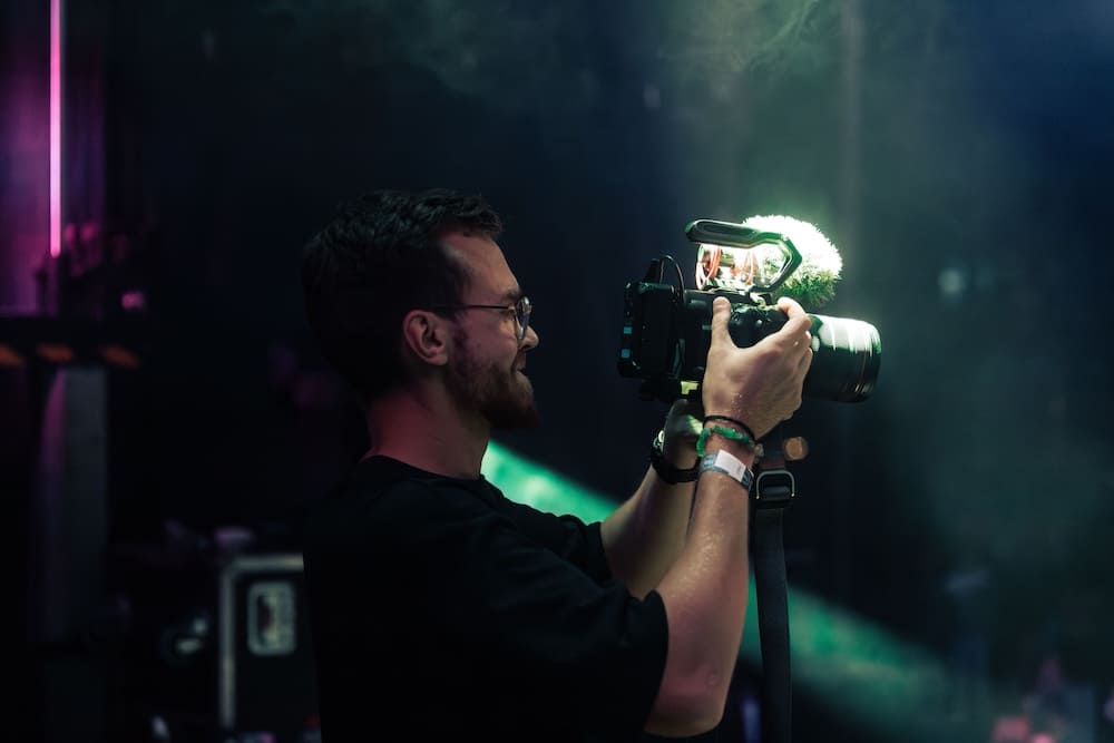 créateur de contenu formateur expliquant sa méthode de montage vidéo à un apprenant.